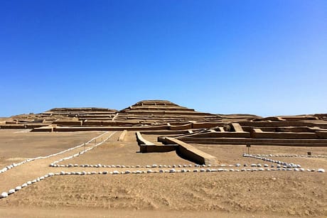 Nazca Tours에서 Cahuachi의 피라미드까지